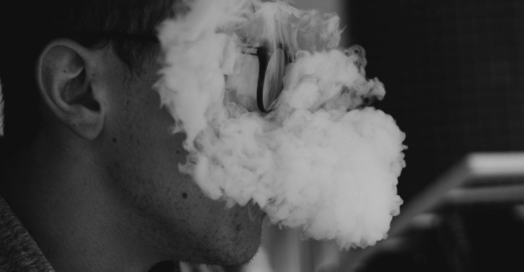 homem fumando